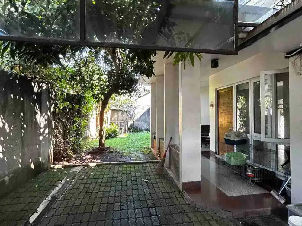 Rumah modern tropis tanah luas 596 m carport 8 mobil semifurnished 6,5M di cibubur jakarta timur