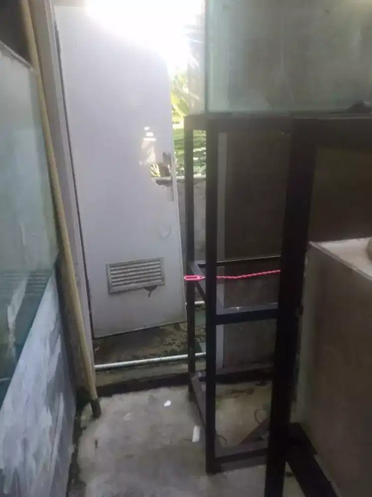 Rak besi siku tiga susun