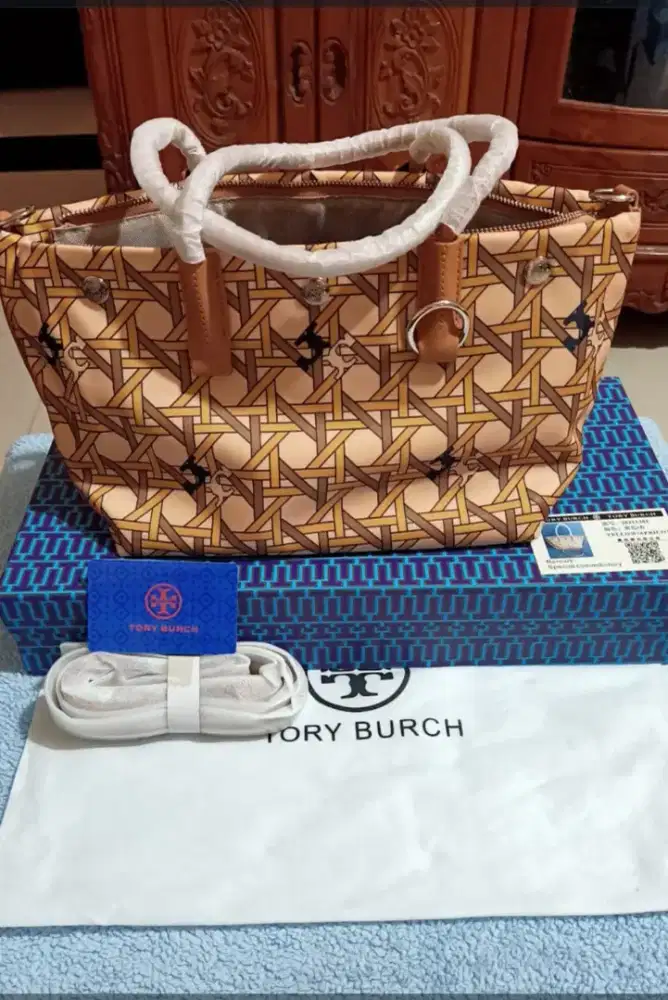 Tote tory burch