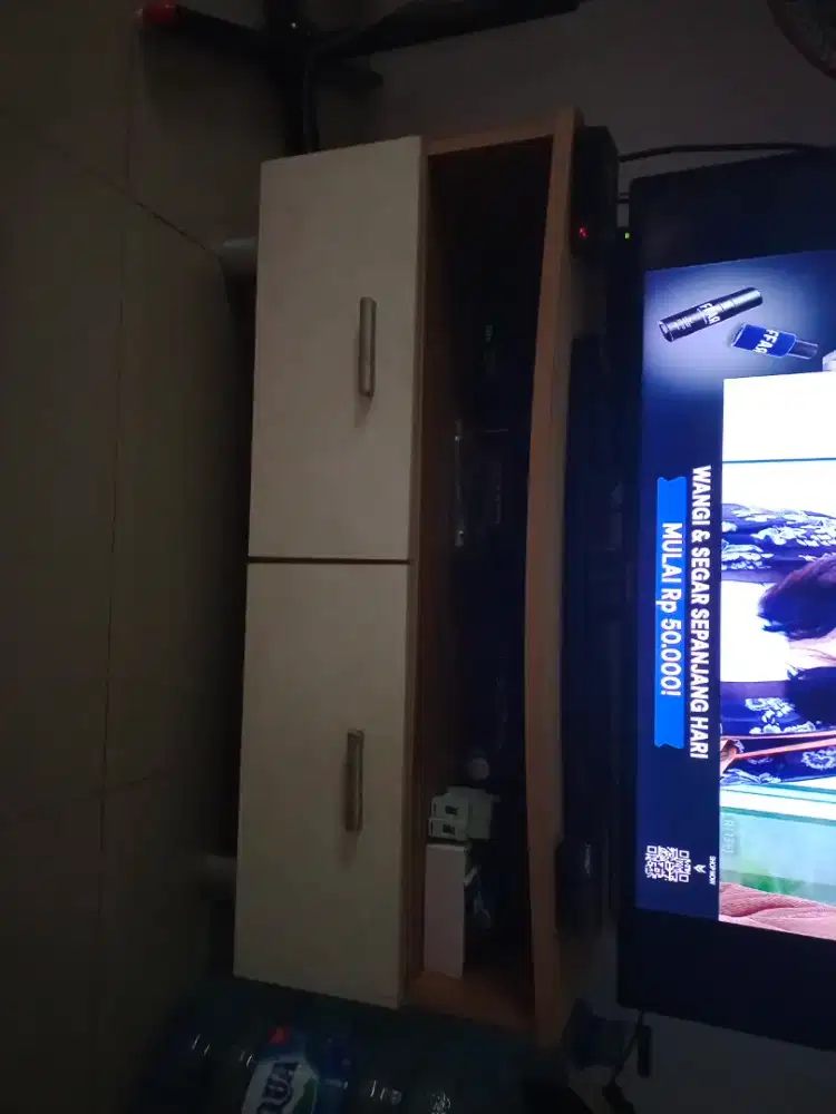 Lemari tv putih