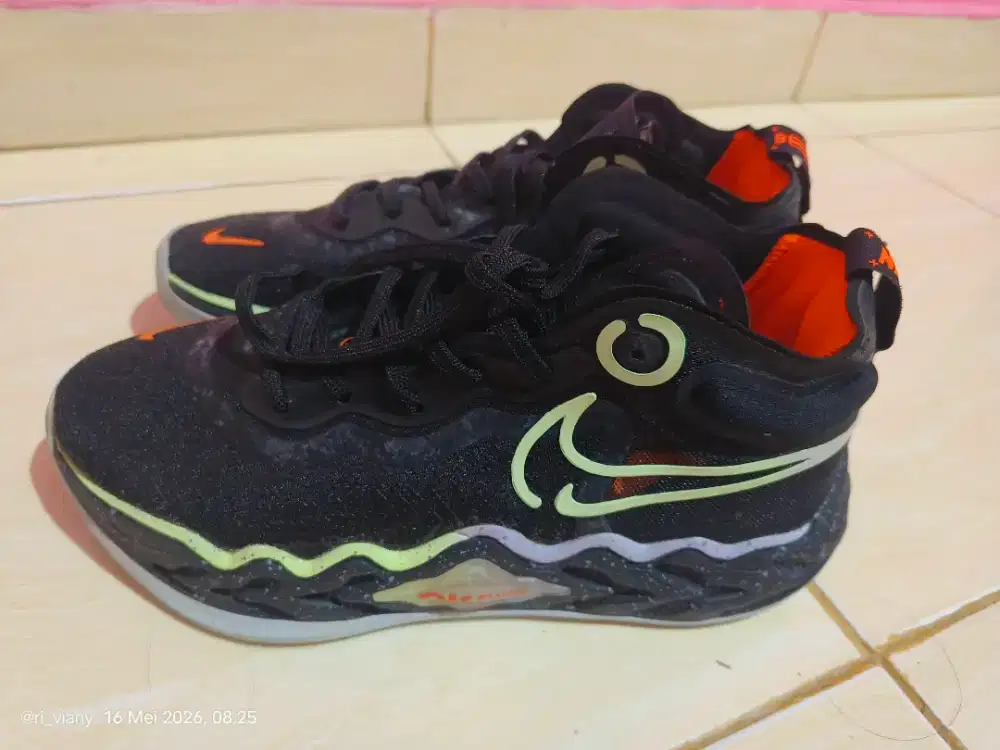 Sepatu olahraga