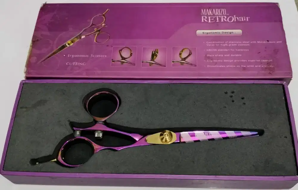 Gunting rambut untuk merapihkan rambut