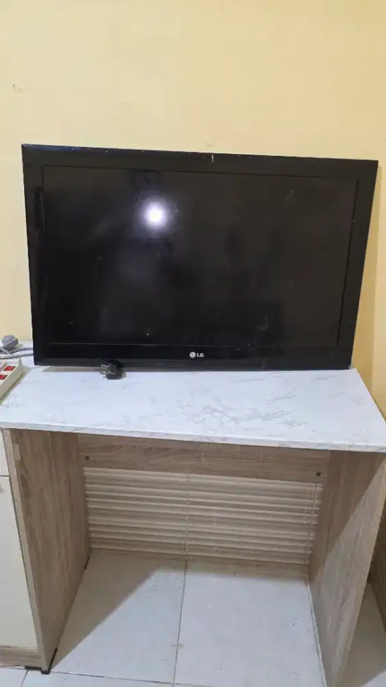 TV LCD 32 INCH KONDISI BAGUS
