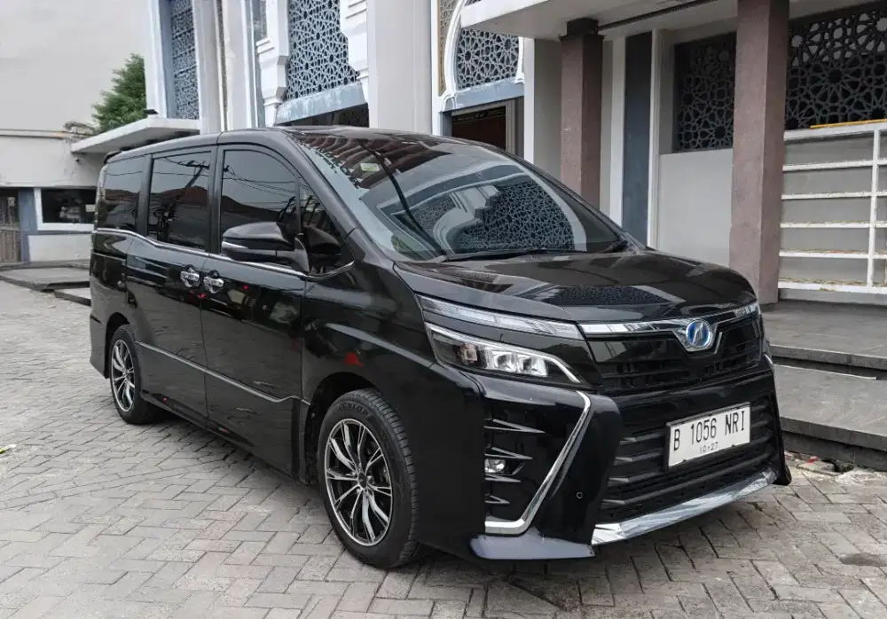Toyota voxy 2017 like new preloved