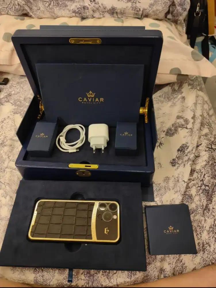iPhone CAVIAR 16 PM 1TB Alligator skin Gold Crown limited edition 2nd