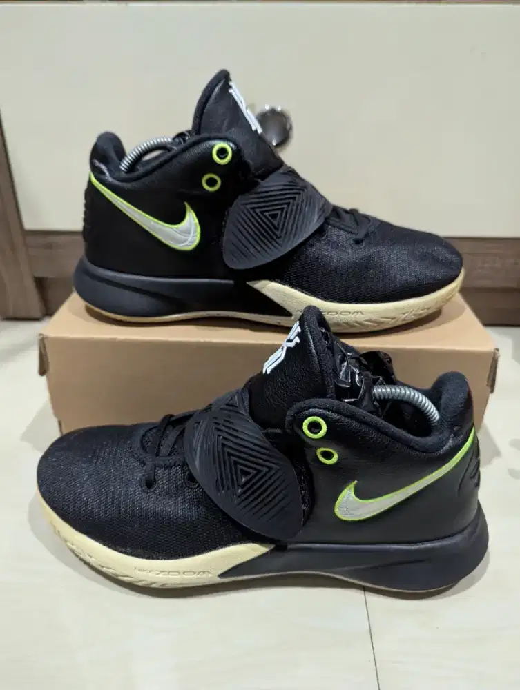 Sepatu Nike kyrie size 42