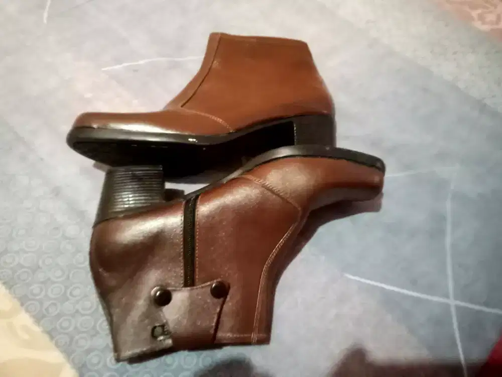 Jual sepatu semi bot wanita ukuran 39  atau 40  warna coklat  kulit