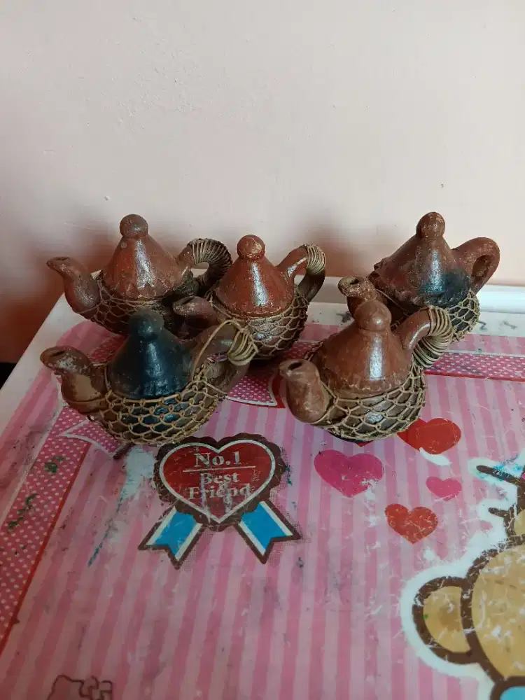 Jual barang antiq bentuk teko kecil dari tanah liat