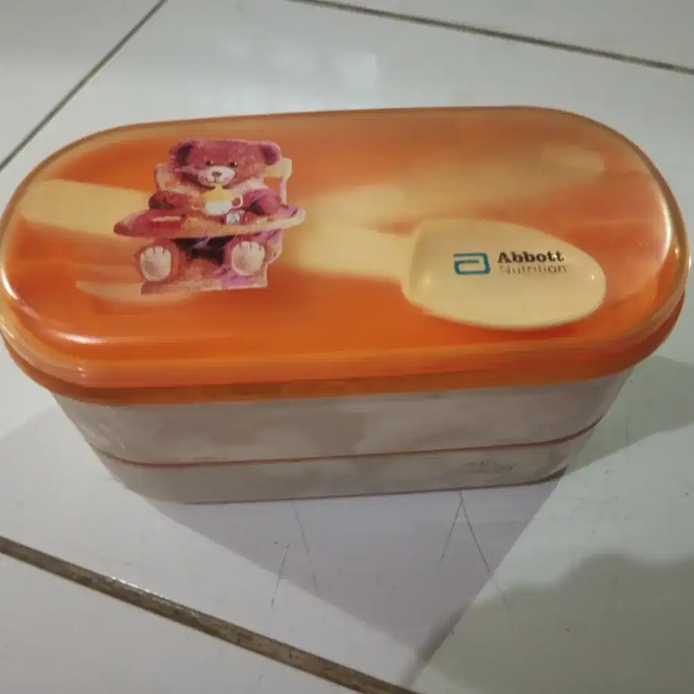 Wadah makan dua susun lengkap dengan tutupnya sendok dan garpu