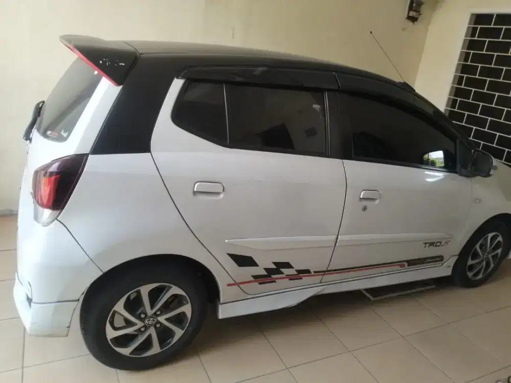 Agya TRD matic warna putih harga nego