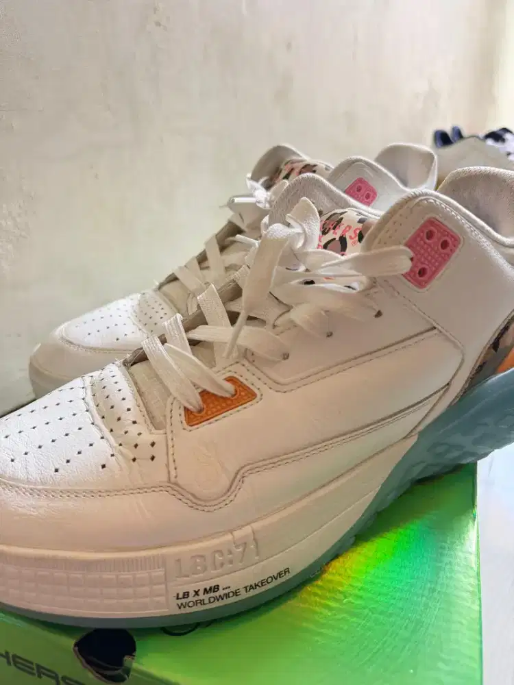 Sepatu Skechers limited edition