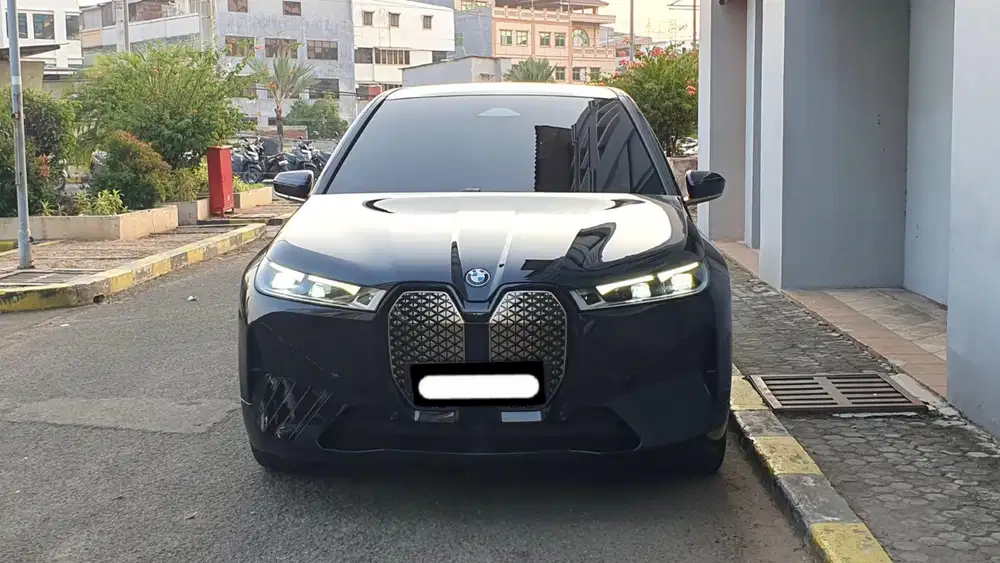 Km 8rb bmw ix xdrive 2023 hitam