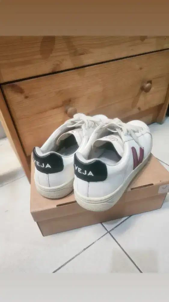 Sepatu Veja V12 Men Leather White Marsala Nautico