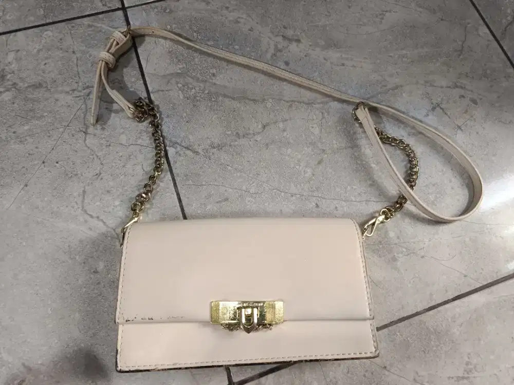 Tas Sling Bag Charles and Keith White