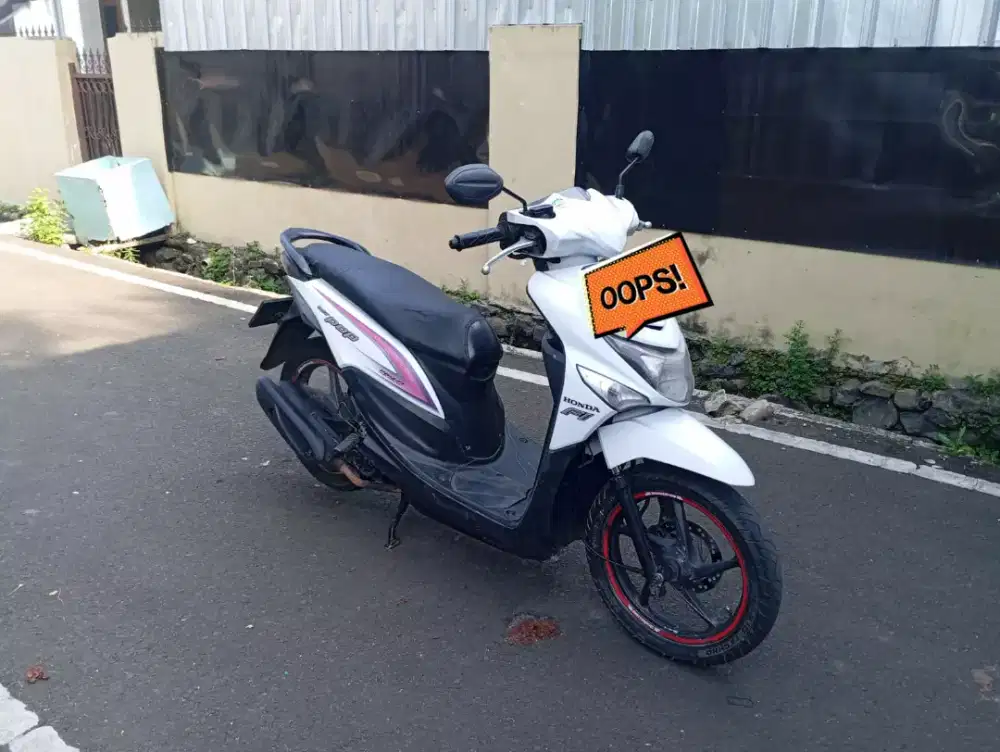Di jual cepat Honda Beat Pop Thn 2015 warna putih BU. 8 juta nego