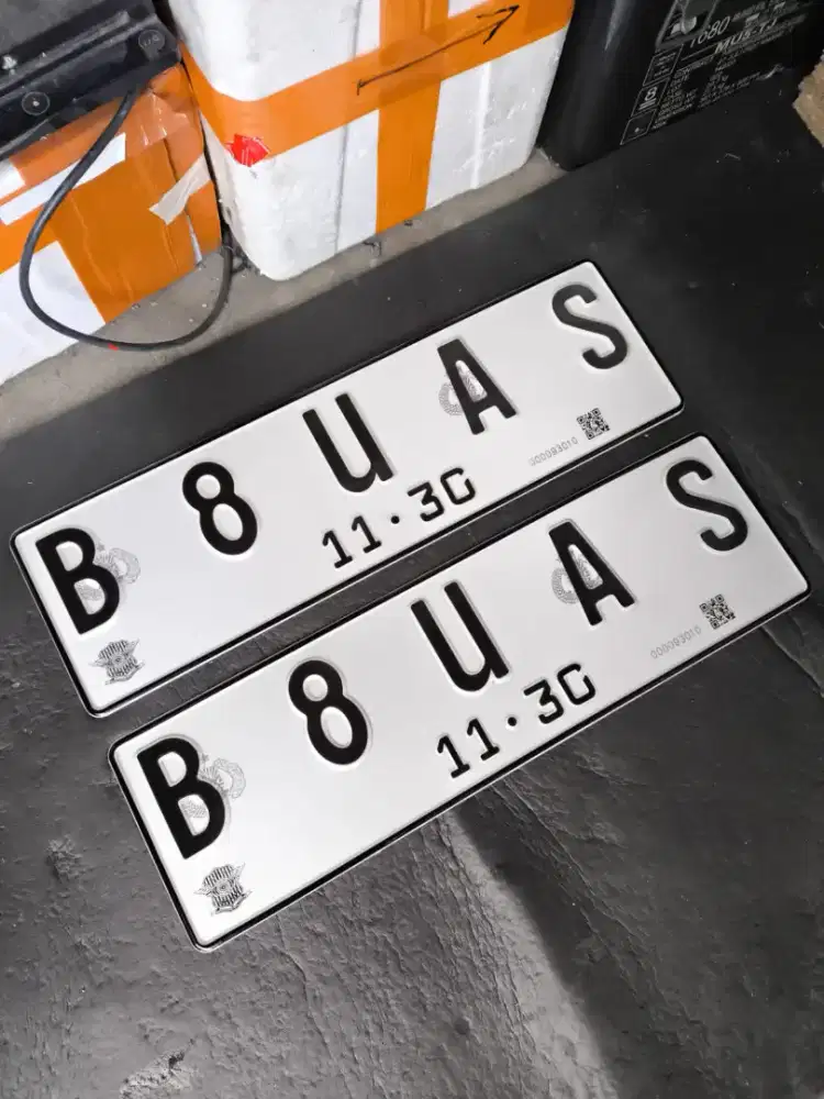 Mobil barcode reflektif putih terbaru menyala