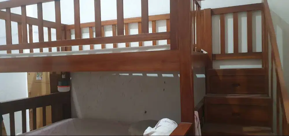Tempat tidur tingkat full jati solid.