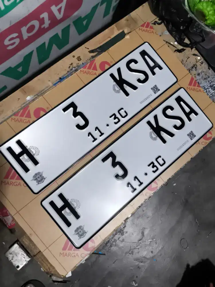 Mobil putih barcode reflektif menyala