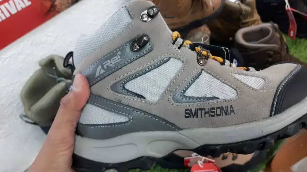 Jual Sepatu gunung Arei SMITHSONIA