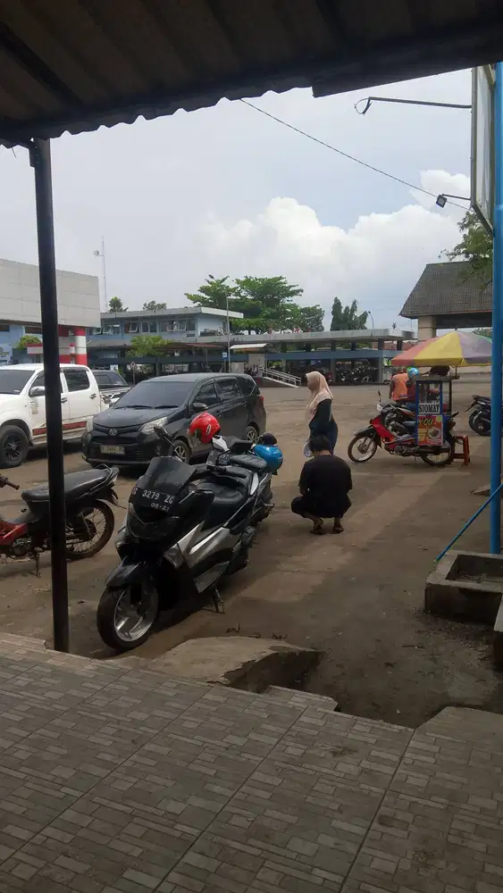Saya sedang mencari pekerjaan untuk biaya lahiran nanti.