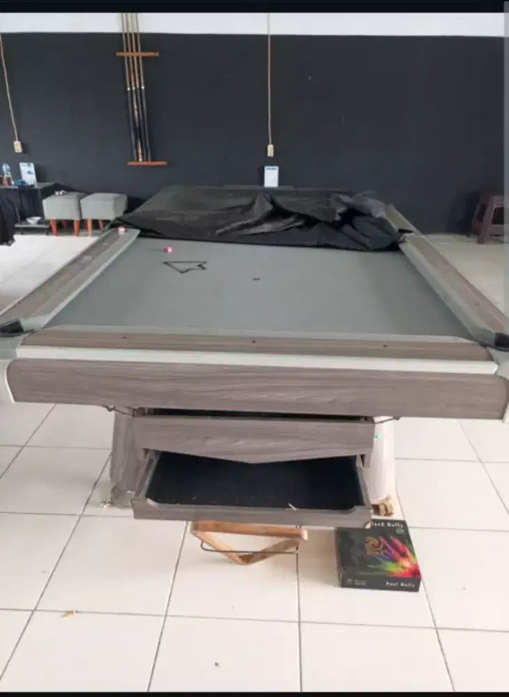 Meja bilyar lokal