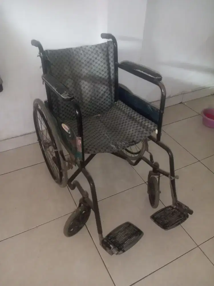 Kursi roda dewasa