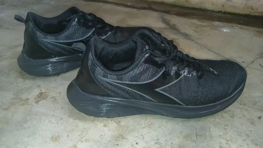 Sepatu diadora hitam