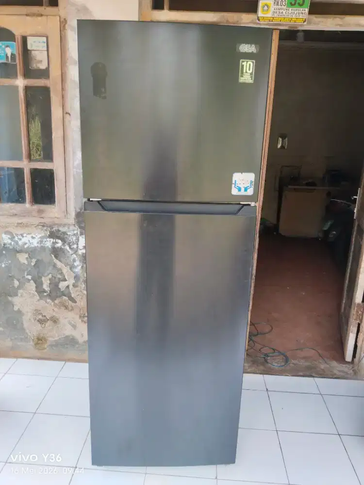 Di jual cepat kulkas 2 pintu merk gea type G2HD356