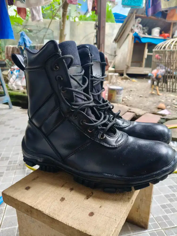 Di jual sepatu PDL nomor 43 jatah polri