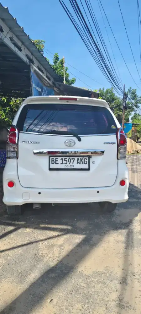 Avanza Veloz putih