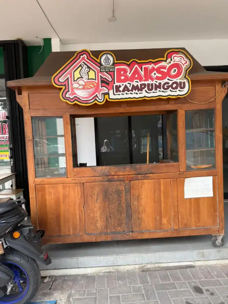 Di jual gerobak bakso kayu keras dan 5 set meja kursi mkan bakso