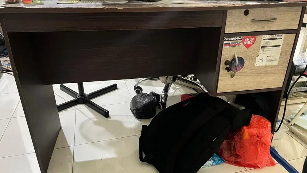 Meja kantor/meja kerja/meja anak/meja belajar/meja bekas