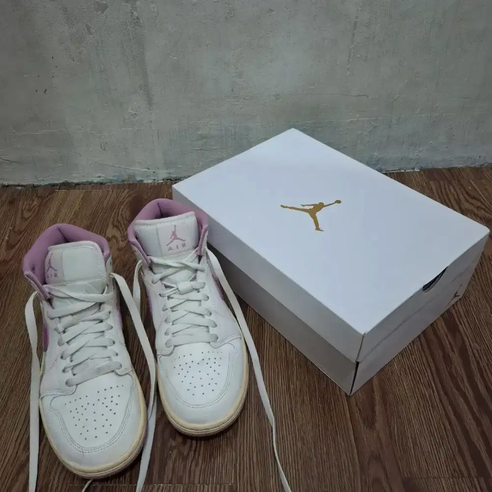 Sepatu Sneakers Women Air Jordan 1 Mid