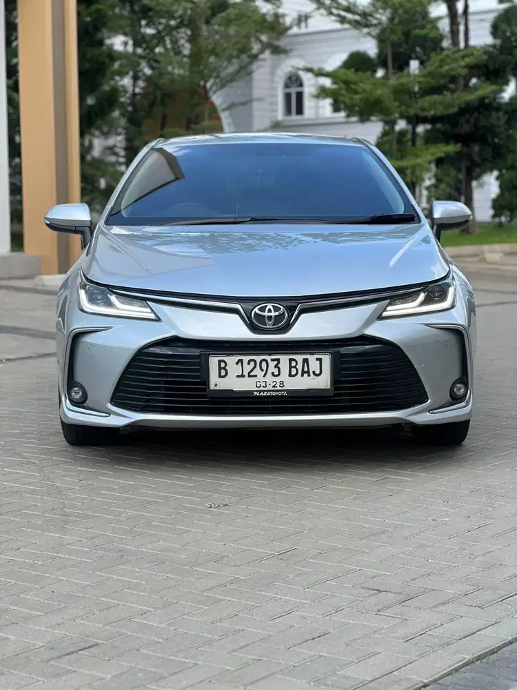 TOYOTA COROLLA ALTIS 1.8 V AT 2023 SILVER