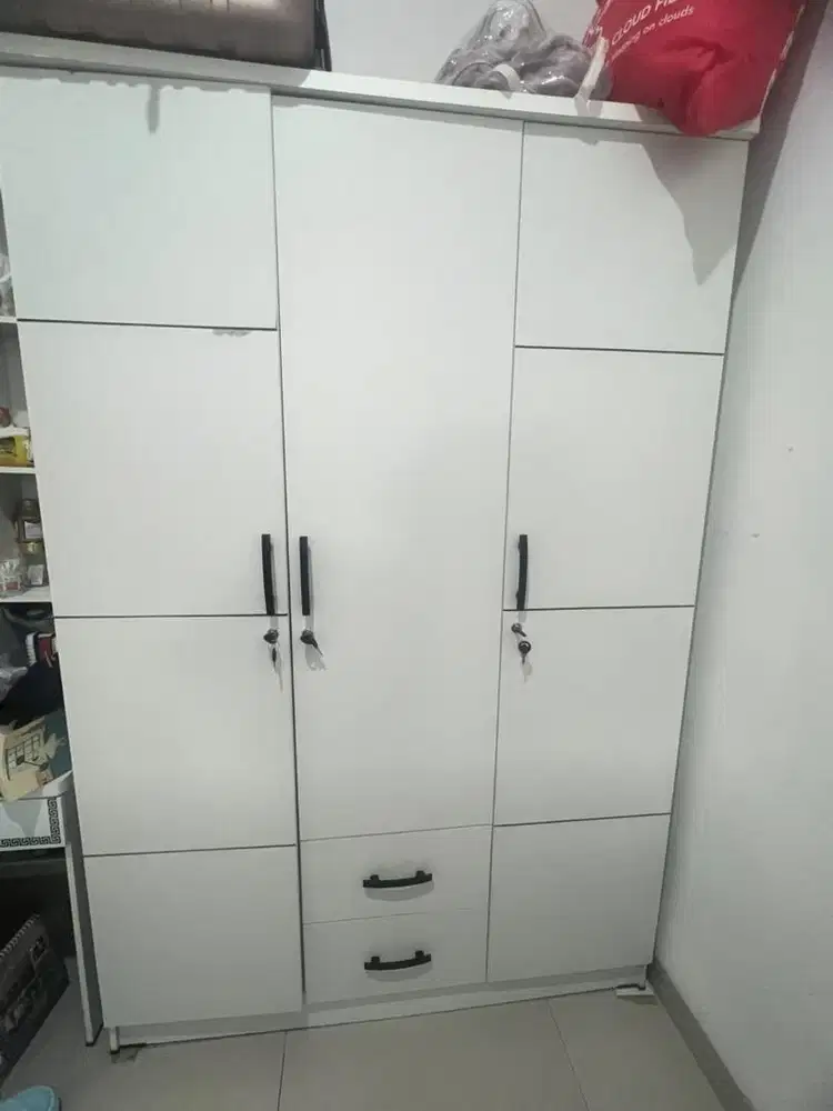 Lemari baju 3 pintu