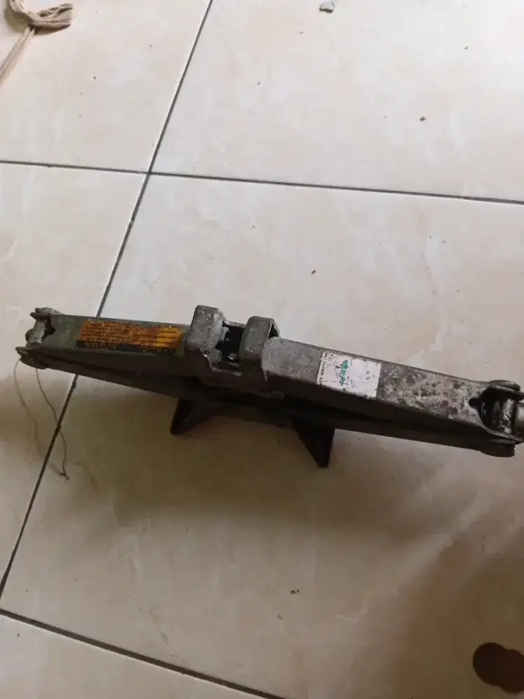 Dongkrak mobil bekas