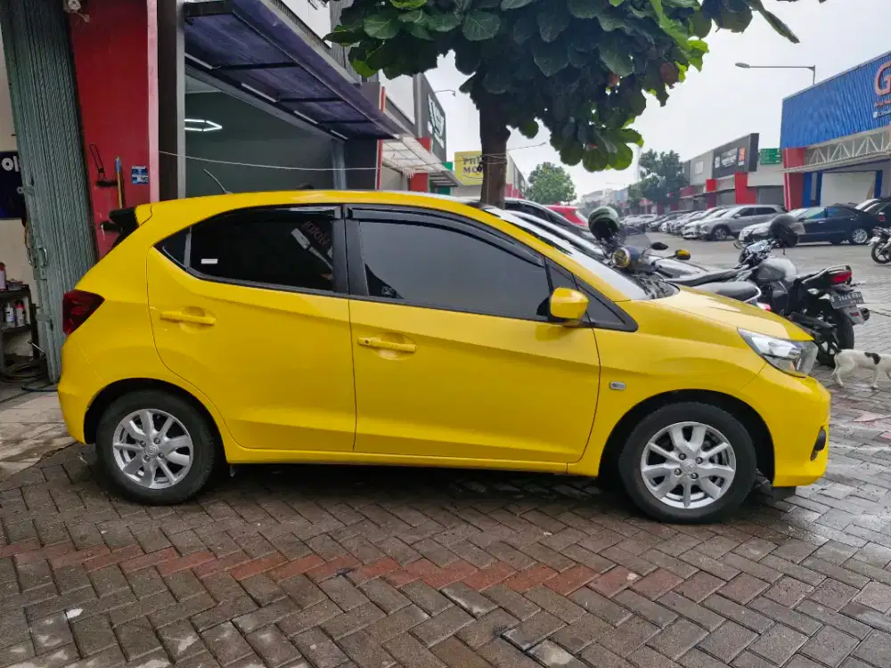 Honda Brio E Sayta  Automatic 2022 Bensin Kuning Metalik