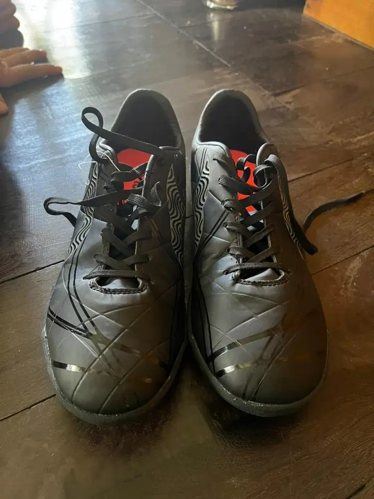 Sepatu futsal ortuseight