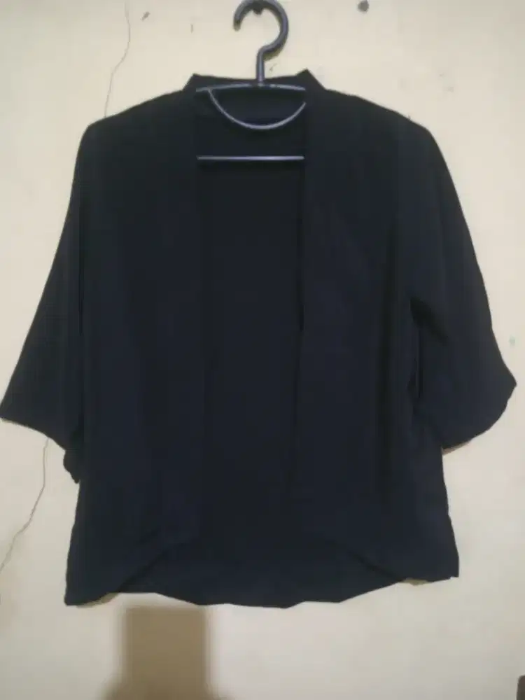 PRELOVED CARDIGAN PENDEK HITAM TANGAN 7/8