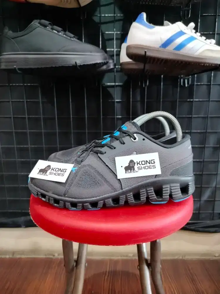 SEPATU ONCLOUD BLACK BLUE