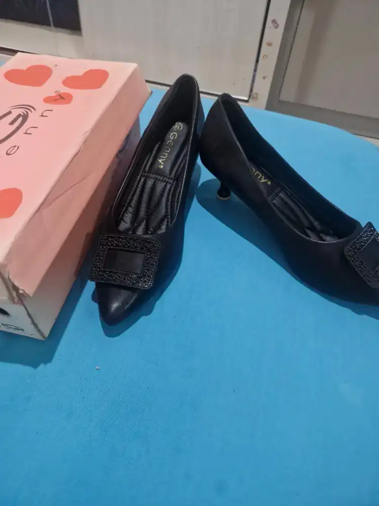 Genny heels hitam