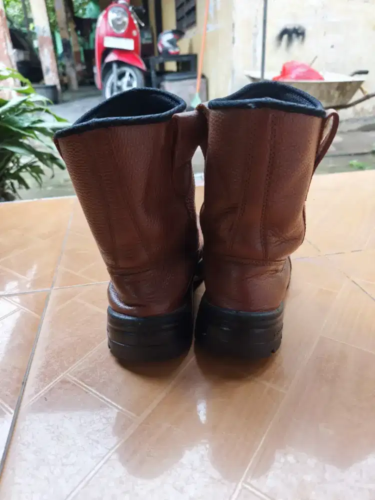 Sepatu safety merk Cheetah
