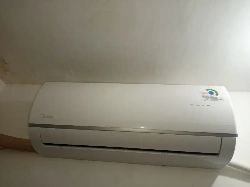 Dijual paketan : ac midea 0.5pk, kulkas sharp 2 pintu,kasur,dll nya