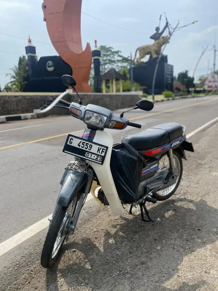 Astrea grand bulus 1991 warna abu abu