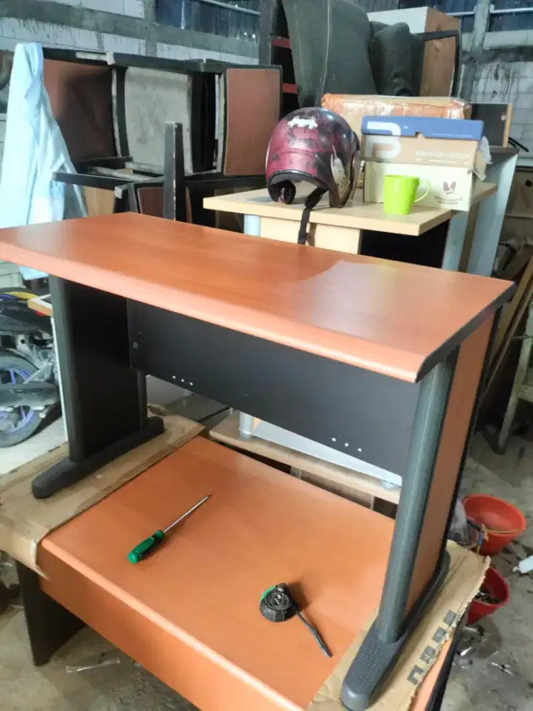 Meja kantor/kerja bahan partikelboard tebal kaki besi kokoh, bekas