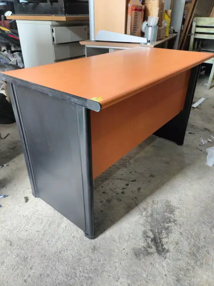 Meja kantor/kerja Merk INDACHI bahan partikelboard tebal, Bekas, kokoh