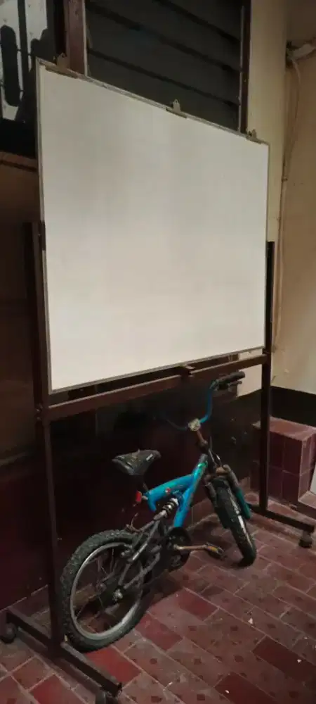 STANDING WHITE BOARD