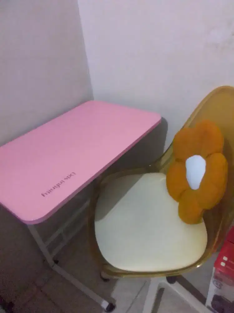 Meja laptop dan kursi kantor hidrolic