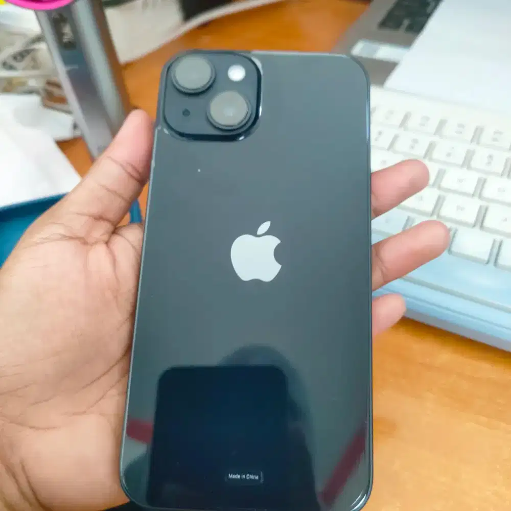 iPhone 14 midnight blue