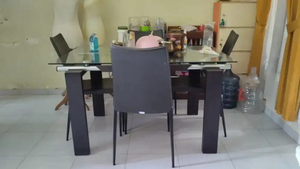 Meja makan kaki kayu